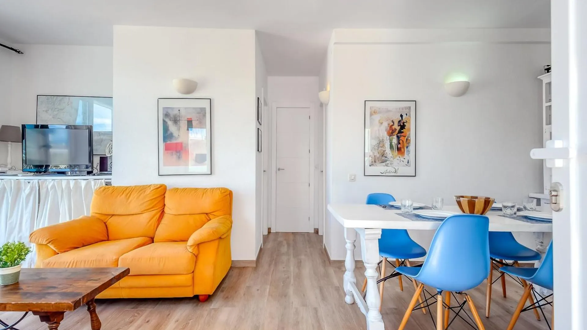 Bright Apartment In Nature Montjoi