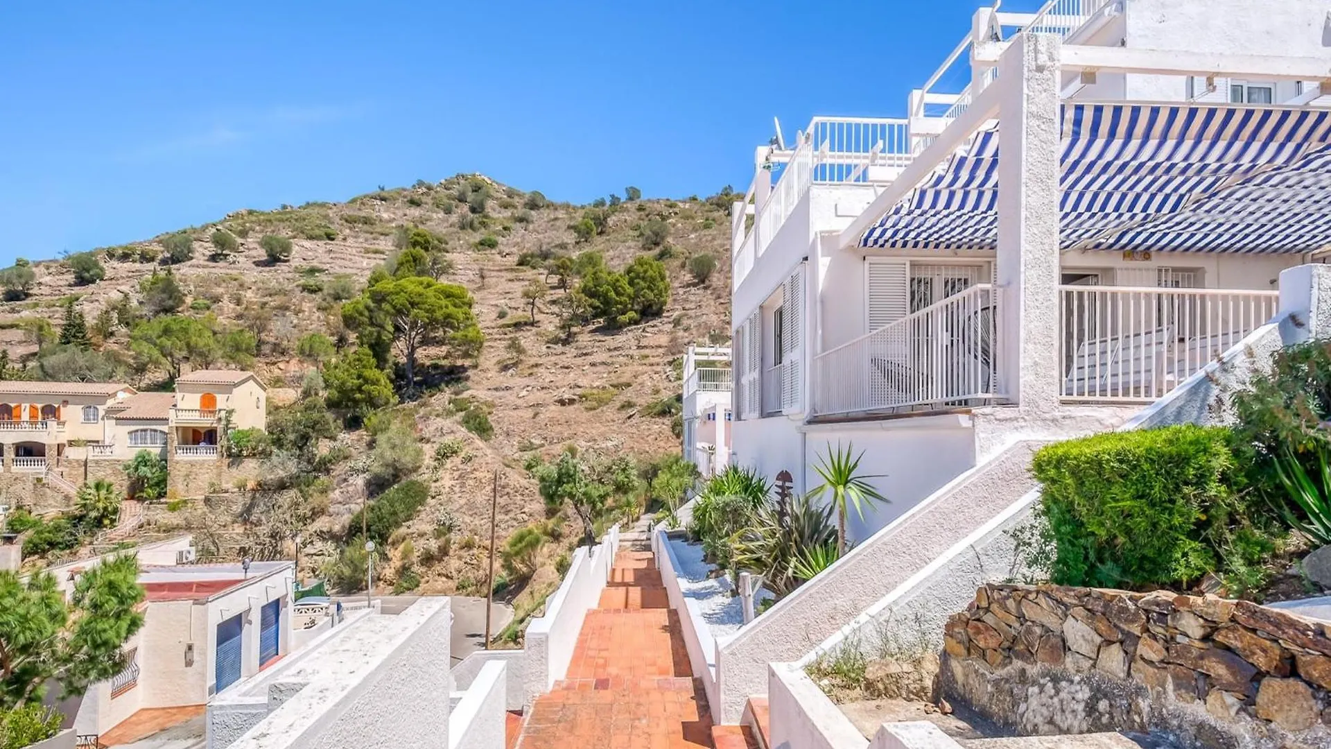 Bright Apartment In Nature Montjoi 0*,