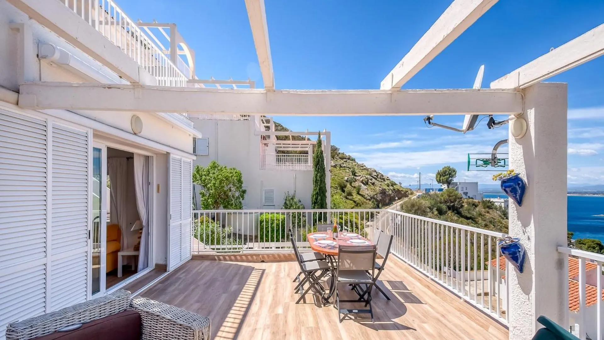 Bright Apartment In Nature Montjoi