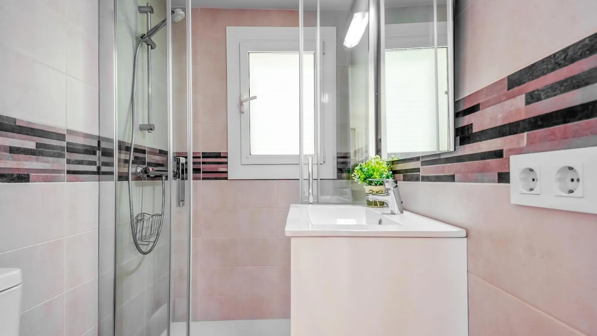 Bright Apartment In Nature Montjoi