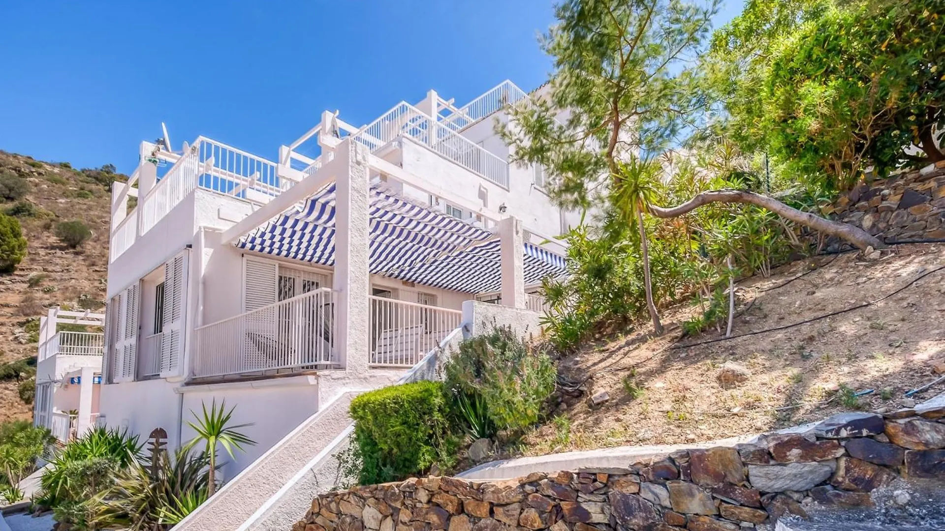 Bright Apartment In Nature Montjoi