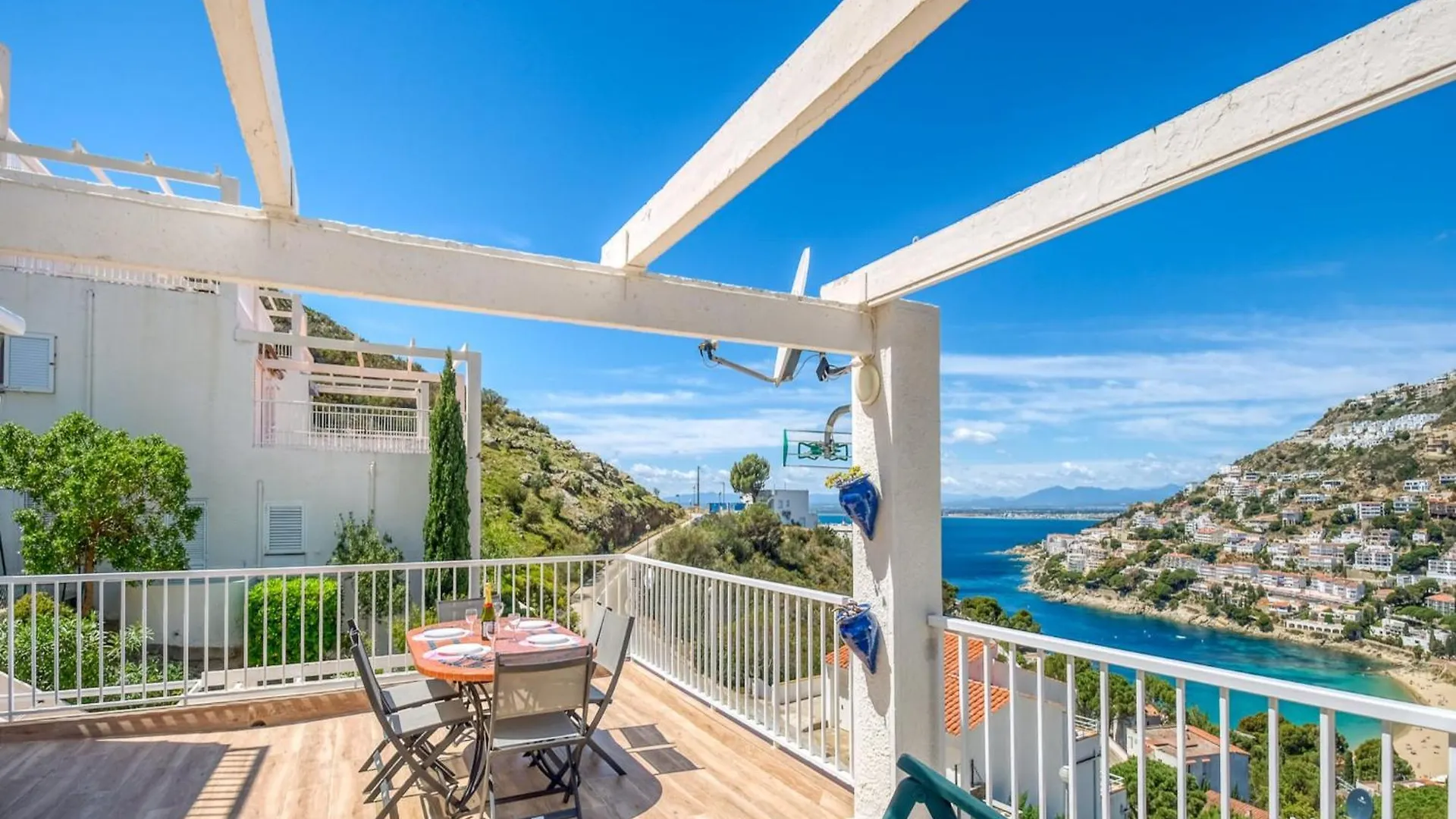 Bright Apartment In Nature Montjoi 0*,  西班牙