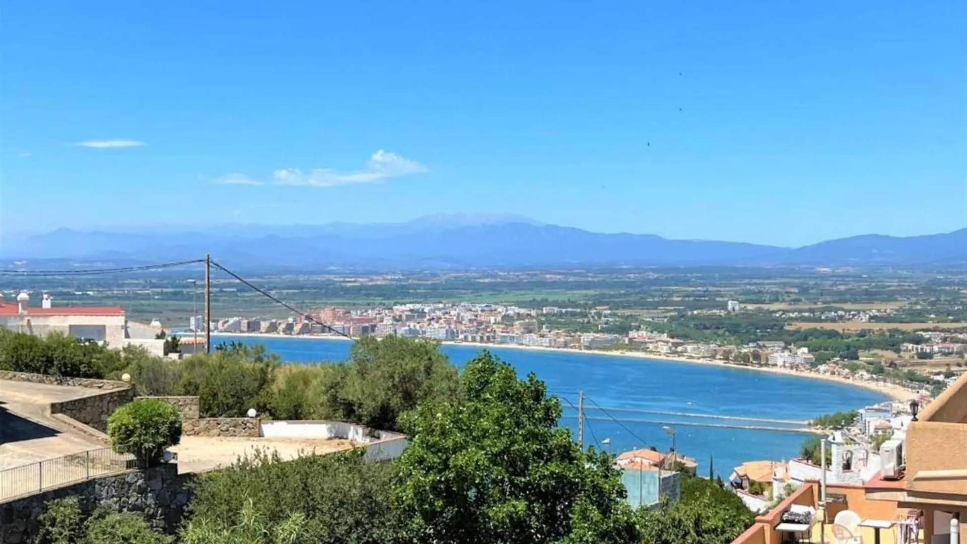 Bright Apartment In Nature Montjoi